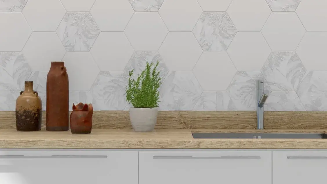 Azulejos blancos con formas geométricas