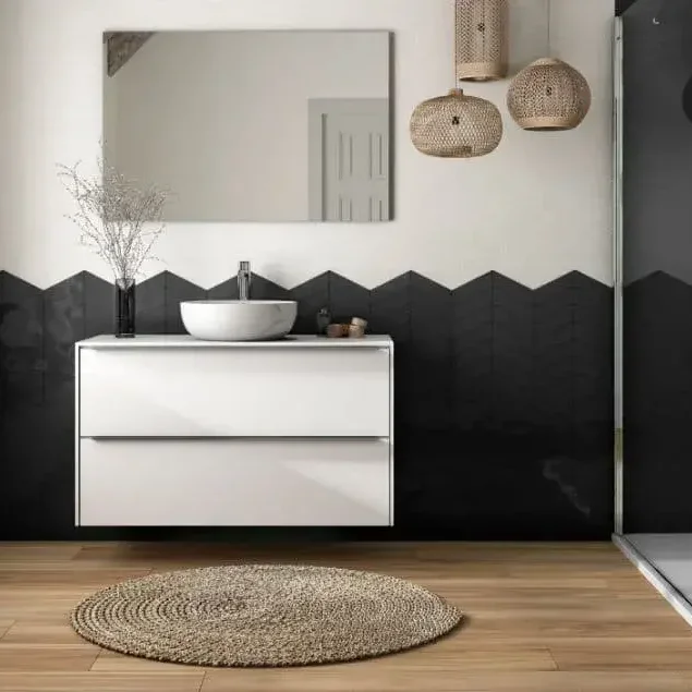 Azulejos blancos y negros para baño